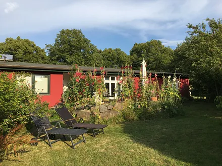 Zum Garten ausgerichteter, separater Liegebereich