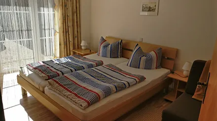 Schlafzimmer mit Kleiderschrank und Kommode, 1 Schlafsessel findet Platz 