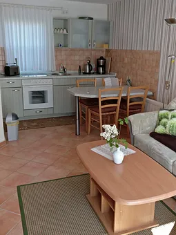 Wohnzimmer mit Blick auf die Küchenzeile 