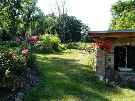 Teilansicht Garten, Blick zum Strandkorb an der Werkstatt