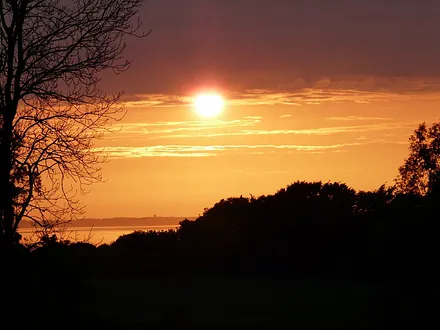 Spektakuläre Sonnenuntergänge über der Ostsee, direkt im Garten erlebbar