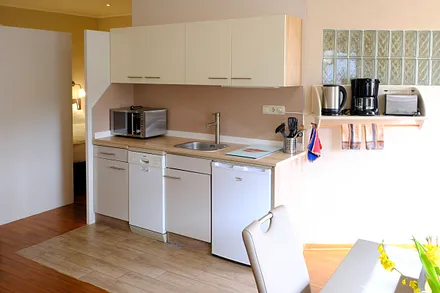 Komplett ausgestatteter Küche mit Geschirrspüler, Kühlschrank mit Gefrierfach, 2-Plattenceranfeld, Mikrowelle/Grill/Heissluftkombigerät, Kaffeemaschine, Wasserkocher, Toaster u.v.m.