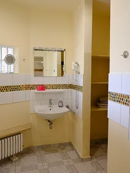 Bad - Detailansicht Waschbecken mit Fön und Kosmetikspiegel