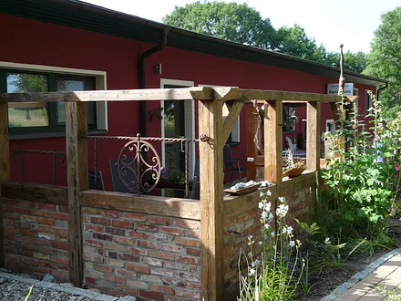 gemütliche Terrasse mit attraktiver Fachwerkkonstruktion und viel Liebe zur Detaildekoration