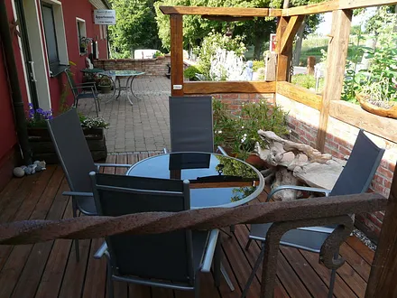 Frühstücken auf der Südost-Terrasse mit moderner Bestuhlung, Grillmöglichkeit