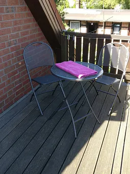 der Balkon hat Morgen- und Abendsonne (Sichtschutz zum Nachbarn) 