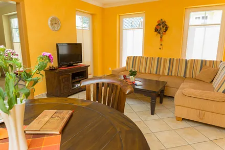 Wohnzimmer - Schlafcouch bei Aufbettung