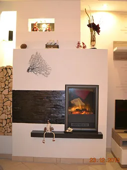 Kamin mit Natursteinsims