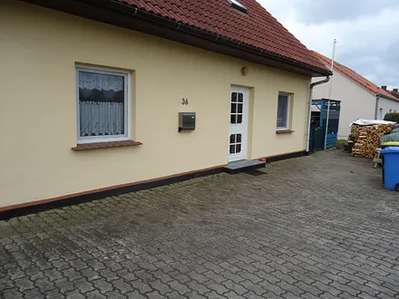Ihr Eingang mit Stellplatz