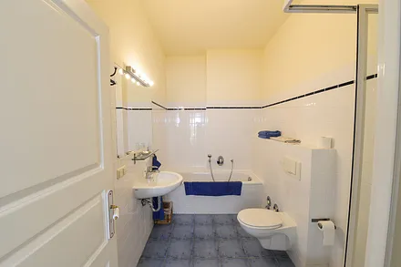 Badezimmer mit Wanne und Dusche