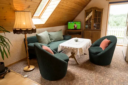 Wohnbereich mit Zugang zum eigenen Balkon