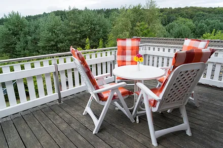Balkon mit Sitzmöglichkeiten und Blick in die Granitz