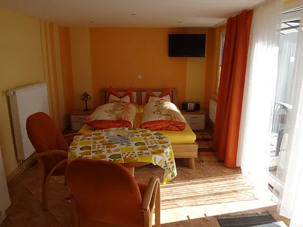 Bodentiefes Panoramafenster und verglaste Terrassentür zur Südseite sorgen für optimales Sonnenlicht und eine angenehme Atmosphäre im Bungalow