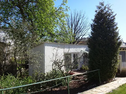 Bungalow mit windgeschützter Sonnenterrasse und Weg aus Natursteinen