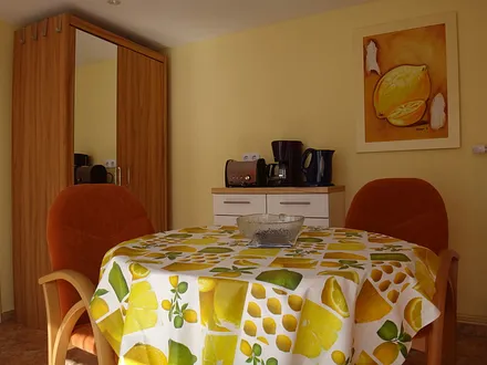 Essbereich mit Kafeemaschine,Wasserkocher und Toaster im Hintergrund