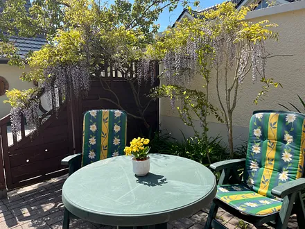 Sitzplatz vor der Wohnung 