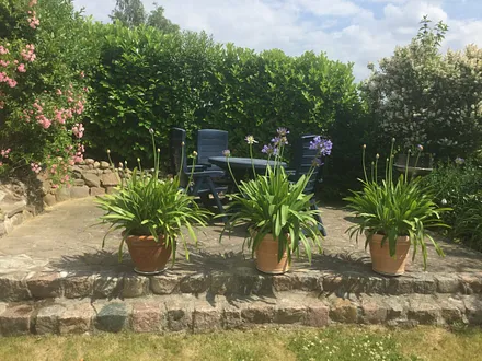 Terrasse im Garten mit Grill