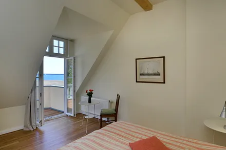 Schlafzimmer Wohnung 6 mit Balkon