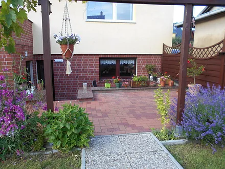 Hausansicht mit Garten