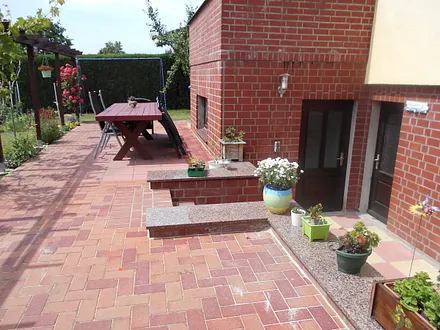 vor der FW,Eingang ist hinterm Haus