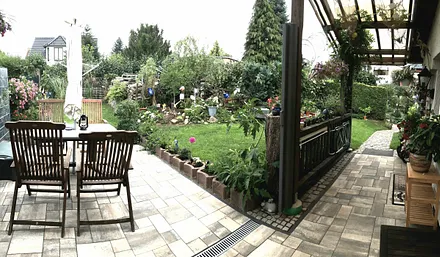 Terrasse und Weg zum Eingang 