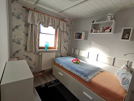 Kleines Zimmer  (Bett kann bis 160cm breitem Bett ausgezogen werden )