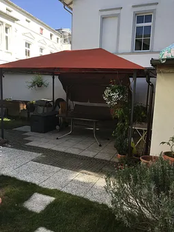 Hollywood-Schaukel im Gartenbereich