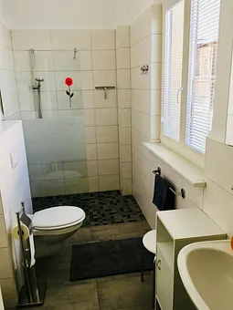 WC mit grosser Dusche!