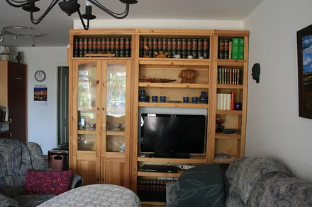 Bücher-Schrankwand aus Kiefernholz mit integriertem Flachbildschirm und DVD-Player