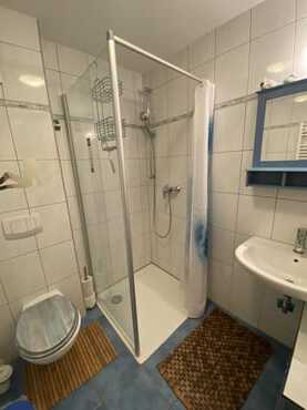 Bad mit bodengleicher Dusche und WC