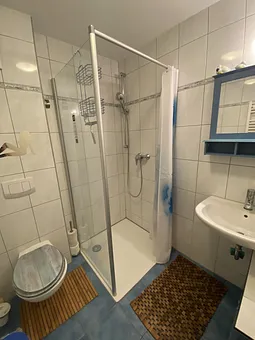 Bad mit bodengleicher Dusche und WC