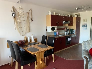 Gemütlicher Essbereich mit Holztisch