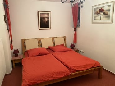 Separates Schlafzimmer mit 2 Fenstern