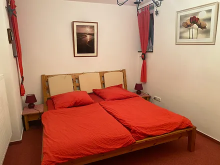 Separates Schlafzimmer mit 2 Fenstern