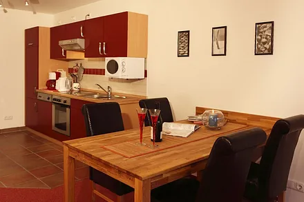 Wohnraum mit kompletter Kochzeile, bestehend aus Kühlschrank, Herd, Mikrowelle, Spülautomat, Gefrierfach, Geräumiger Eßtisch