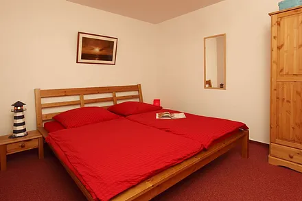 Separater Schlafraum für 3 Personen, hier: 1 stabiles Bett aus Kiefernholz für 2 Personen (1,80 x 2,00 m) sowie ein Schrank aus Kiefernholz