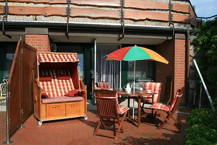 Terrasse mit Holzmöbeln zum Relaxen