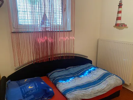 Liege 0,90 x 1,80 m im Schlafraum, unterhalb des Fensters