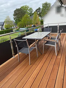 rück-/gartenseitiger Balkon