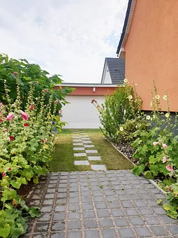 Weg zur Garage (Fahrräder können in der Garage abgestellt werden)