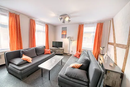 Fewo Mehlschwalbe: Mit viel Platz für Ihren Urlaub. Durch die Federkern-Couches im Wohnzimmer auch zum gemütlichen Faulenzen geeignet.