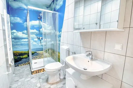 Fewo Mehlschwalbe: Der Blick in das moderne Bad (ca. 4,5 m²) mit Dusche/WC