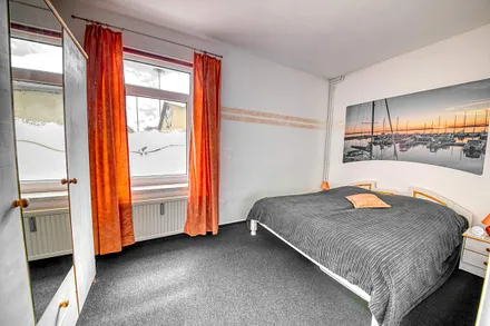 Fewo Mehlschwalbe: Der Blick ins Schlafzimmer. Das Doppelbett ist mit 9 Zonen Kaltschaummatratzen und verstellbare Lattenrosten ausgestattet. Im Sommer mit Insektenschutzfenstern.