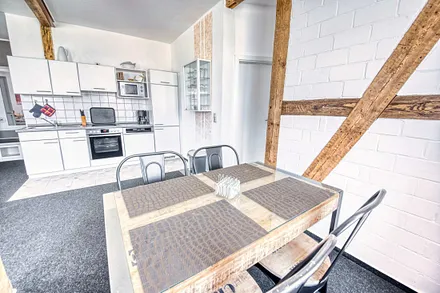 Fewo Uferschwalbe mit Esstisch für 4 und Einbauküche mit Backofen