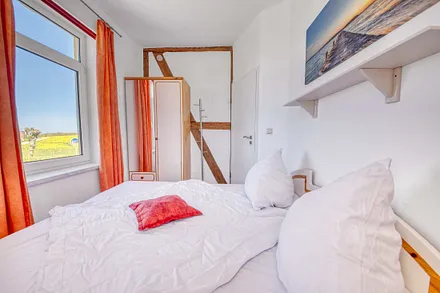 Fewo Uferschwalbe: 2 Schlafräume mit Doppelbetten (9 Zonen Kaltschaummatratzen und verstellbare Lattenroste) und im Sommer mit Insektenschutzfenstern.