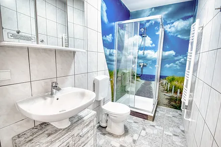 Fewo Uferschwalbe: modernes Bad (ca. 4,5 m²) mit Dusche/WC