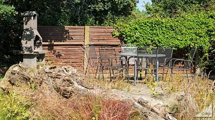 Der Blick auf eine unserer Terrassen mit Grill