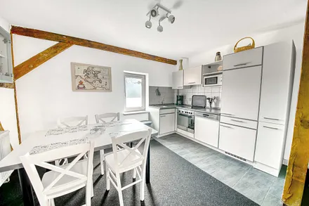 Fewo Rauchschwalbe: modern-gemütliche Ferienwohnung im Fachwerkstil mit großer Wohneinbauküche (12 m²) in der 1. Etage