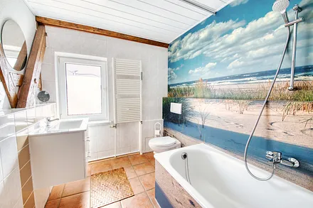 Fewo Seeschwalbe: modernes Bad (ca. 5,5 m²) mit Badewanne