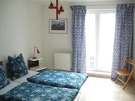 Schlafzimmer, Bettenmaße je 200 x 90x 30 cm